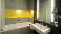 Łazienka<p>Przestronna i komfortowa łazienka w pokojach w Hotelu AquaCity Mountain View ****. Nowoczesne zestawienie kolorów oraz wyposażenie spełni Twoje oczekiwania.<p>