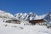 Narty w Wysokich Tatrach - w tle majestetyczne szczyty