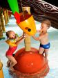 Grzybek dla najmłodszych<p>Nawet maluchy cieszą się z atrakcji dostępnych w Aquaparku Tatralandia - bawiąc się, ćwiczą swoją koordynację na grzybku wodnym.<p>