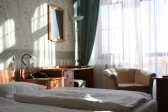 Pokój Standard<p>W Grandhotelu Praha możesz zamieszkać w pokoju typu Standard. Przyjemny wystrój umili Ci pobyt od początku do końca.<p>