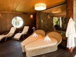 Hotel Tri Studnicky<p>W Hotelu Tri Studnicky **** po skorzystaniu z sauny fińskiej możesz odpocząć i zrelaksować się na leżakach albo skorzystać z jednego z innowacyjnych, profesjonalnych masaży.<p>